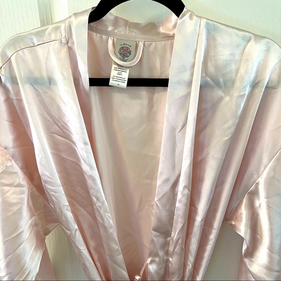 NWT In Bloom Pink Satin Robe Lace Inset Sleeves Kimono Mid Thigh Size Small - Picture 8 of 12